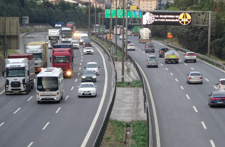 Tem Otoyolu’nun Kocaeli Geçişinde Bayram Öncesi Trafik Yoğunluğu (1)