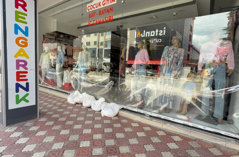 Tokat Turhal’da Taşkın Alarmı Esnaf Kepenk Kapattı (1)