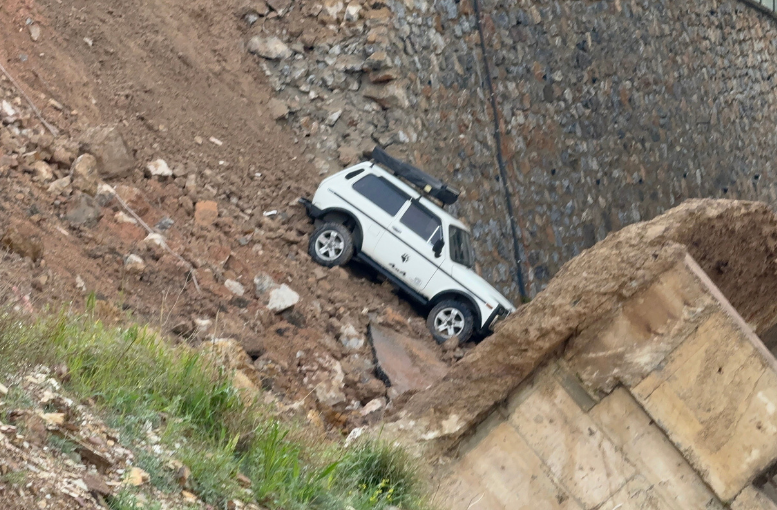 Tokat’ta Istinat Duvarı Çöktü Park Halindeki Araç Sürüklendi (1)