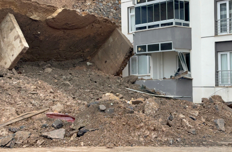 Tokat’ta Istinat Duvarı Çöktü Park Halindeki Araç Sürüklendi (2)