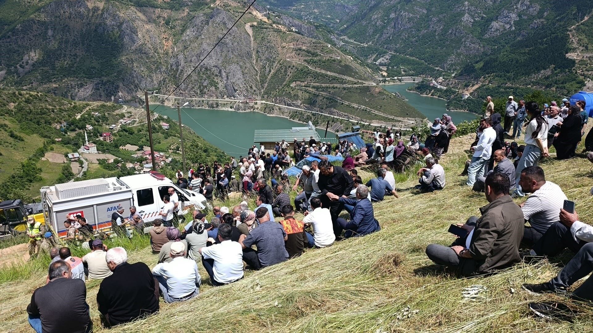 Gümüşhane'de feci kaza: Beton mikserinin altında kaldılar: 2 ölü, 1 yaralı