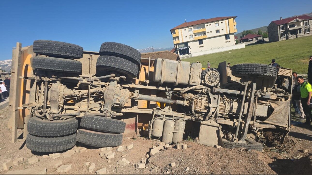 Hakkari'de feci kaza! Yolcu minibüsü ile kamyon çarpıştı: 2 ölü, 3 yaralı-1