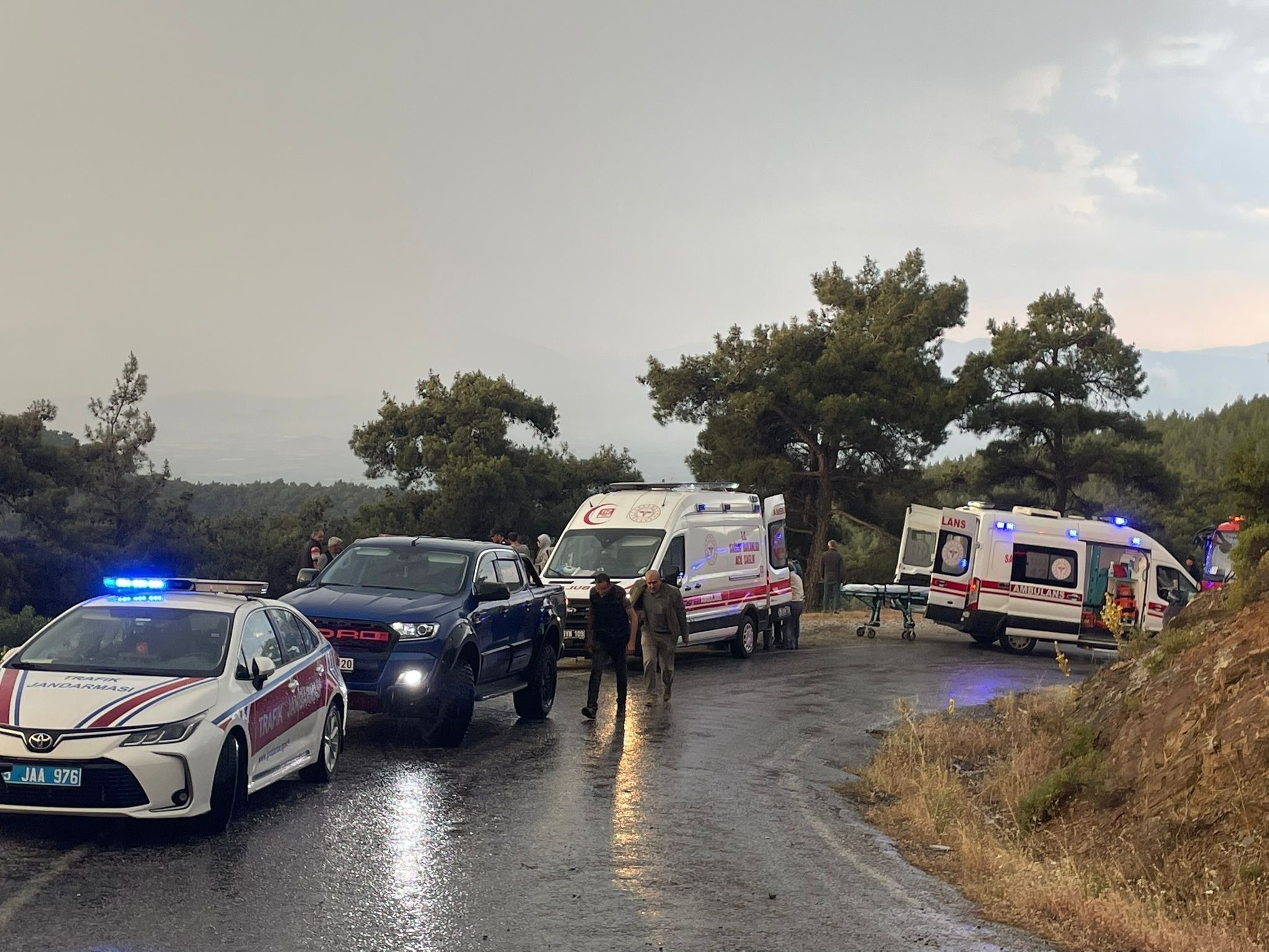 İzmir'de işçi servisi şarampole devrildi: 22 yaralı-1