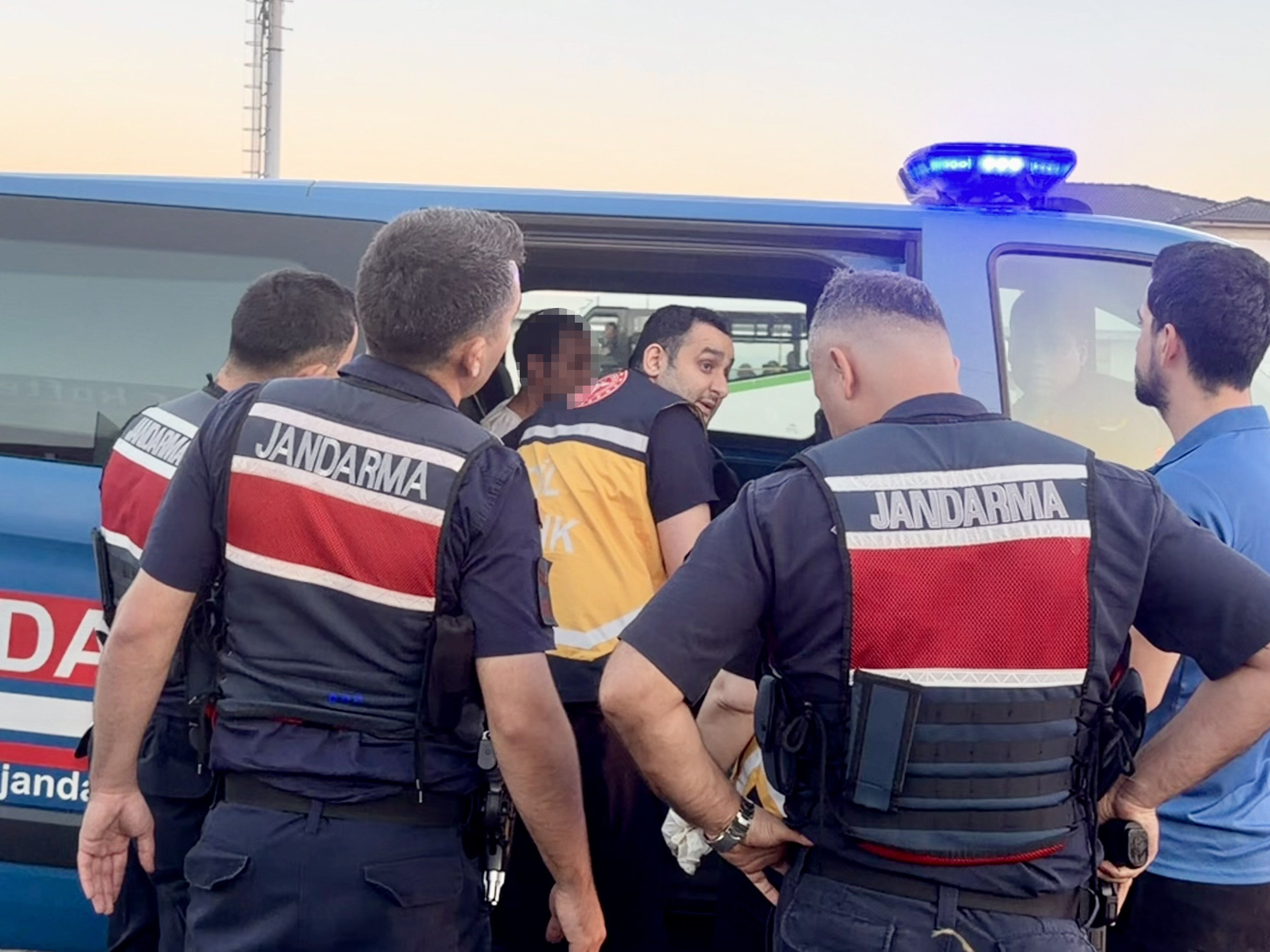 Şerit ihlali faciaya yol açtı: Kaza sonrası gözaltına alınan sürücü jandarma aracında bayıldı-1