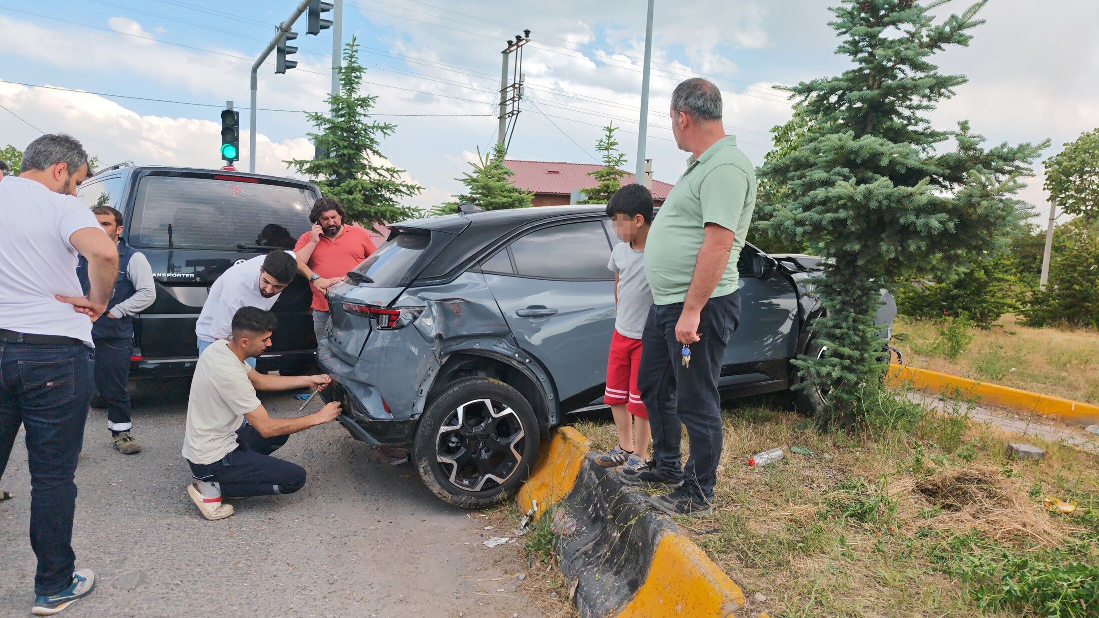 Kavşakta feci çarpışma! Ambulans ve otomobil birbirine girdi-1