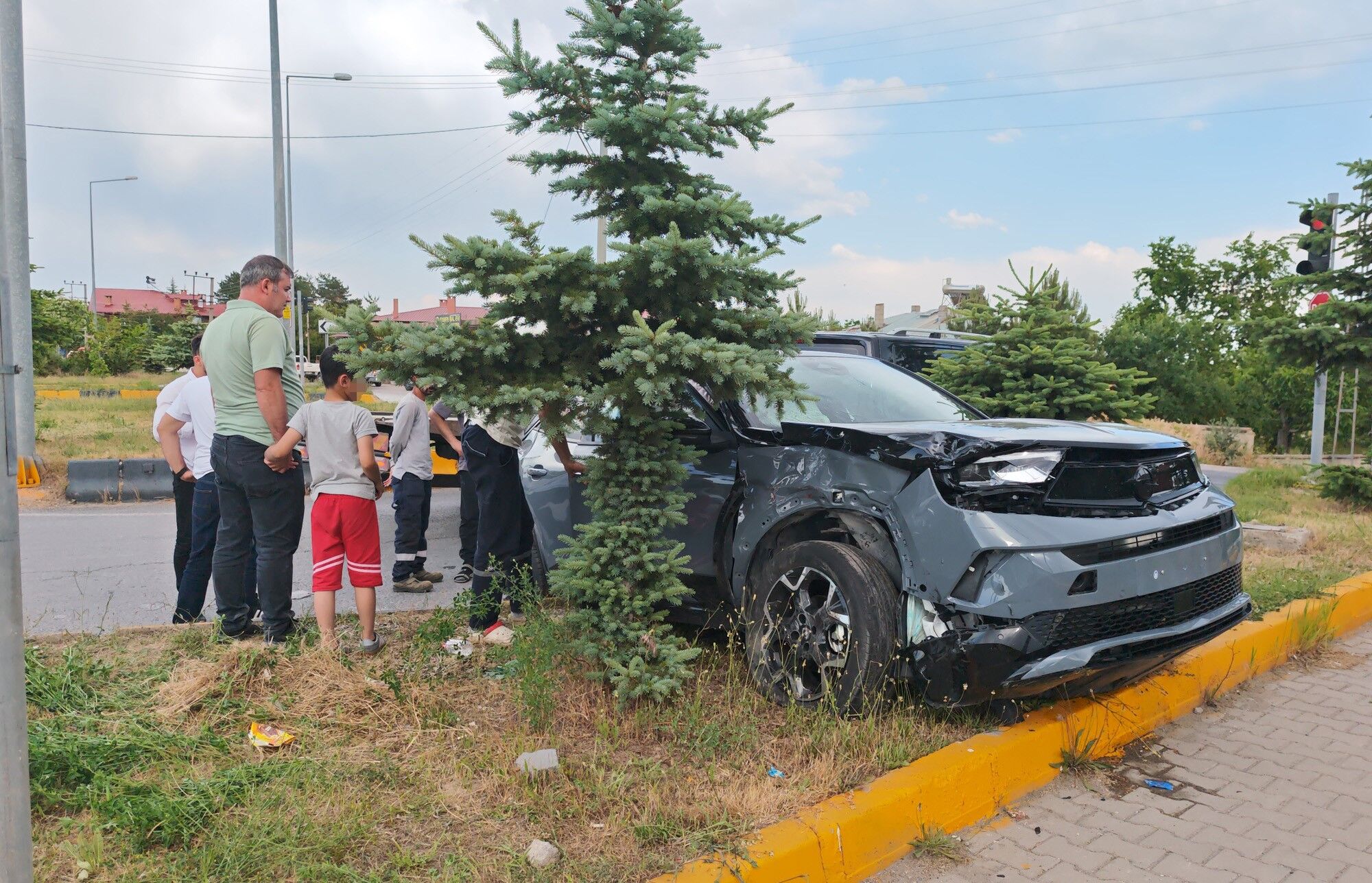 Kavşakta feci çarpışma! Ambulans ve otomobil birbirine girdi