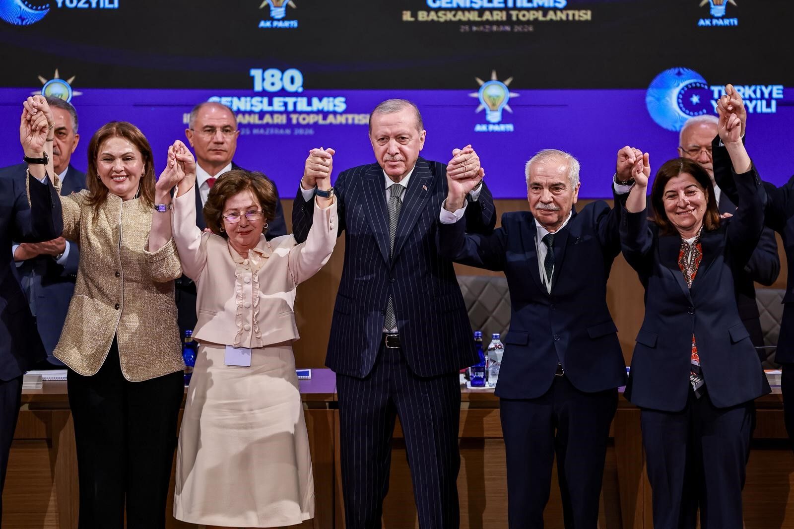 AK Parti’ye katılan Keşan Belediye Başkanı’nın rozetini Cumhurbaşkanı Erdoğan taktı