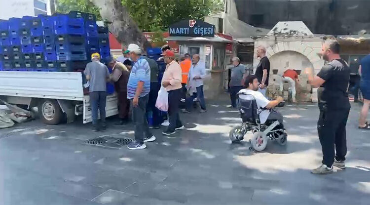 Antalya’da Ilginç Görüntüler! 4 Ton Domatesi Vatandaşlara Ücretsiz Dağıttı 1