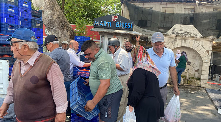 Antalya’da Ilginç Görüntüler! 4 Ton Domatesi Vatandaşlara Ücretsiz Dağıttı