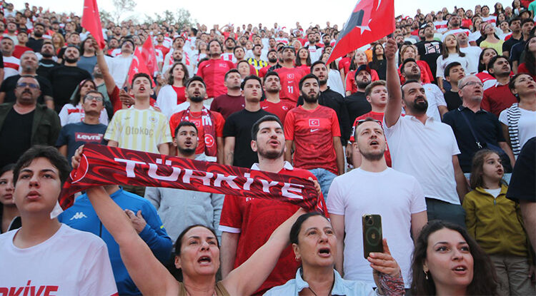 Antalyalılar Milli Heyecanı Antik Tiyatroda Yaşadılar