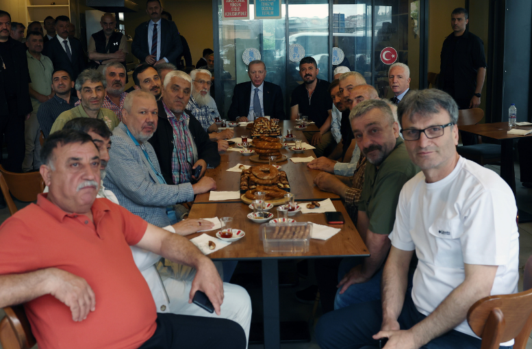 Cumhurbaşkanı Erdoğan Beyoğlu’nda Vatandaşlarla Buluştu (1)