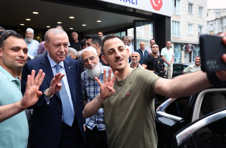 Cumhurbaşkanı Erdoğan Beyoğlu’nda Vatandaşlarla Buluştu (2)