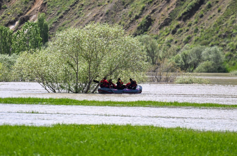 Erzurum’da Aras Nehri’nde Kaybolan 17 Yaşındaki Okan Koç’u Arama Çalışmaları Sürüyor (1)