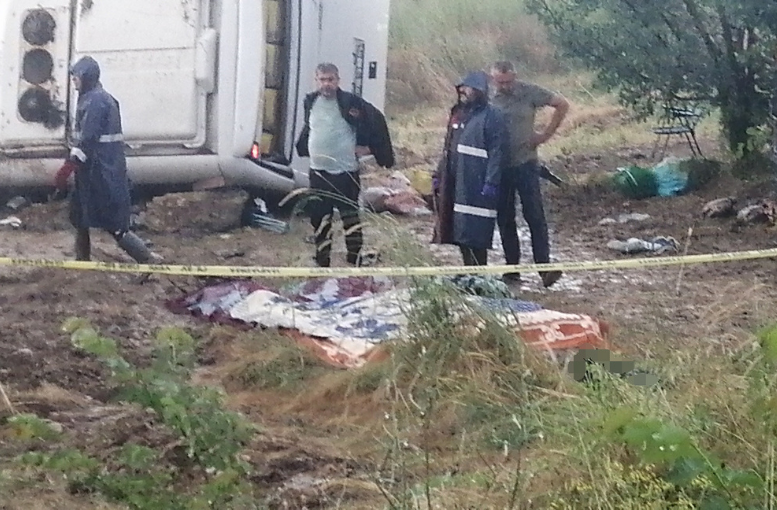 Isparta’da Tur Minibüsü Şarampole Yuvarlandı 4 Ölü, 16 Yaralı (2)