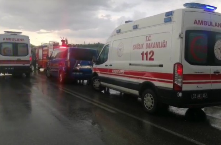 Isparta’da Tur Minibüsü Şarampole Yuvarlandı 4 Ölü, 16 Yaralı (3)