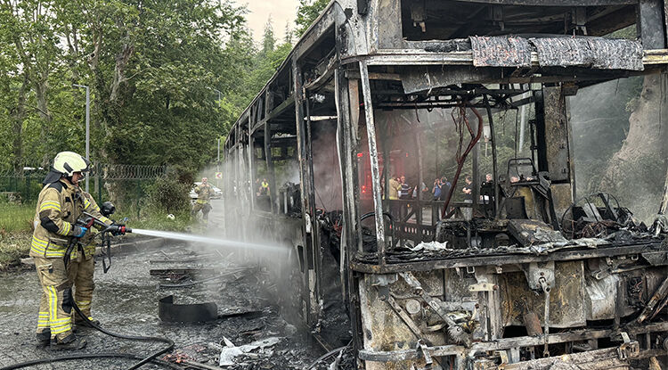 İstanbul’da İ E T T Otobüsünde Yangın! Araç Küle Döndü 1
