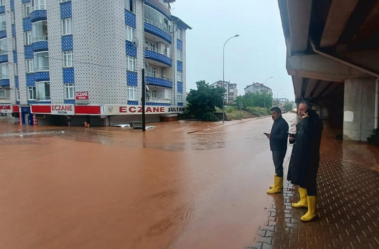 Kırşehir’de Sağanak Sele Dönüştü İş Yerleri Sular Altında Kaldı (1)