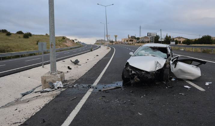 Nevşehir'de Otomobil Direğe Çarptı 1 Çocuk Öldü, 3 Kişi Yaralandı