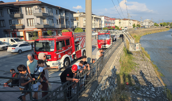 Öz Çekim Yaparken Köprüden Düşen Genç Kız Yaralandı (1)