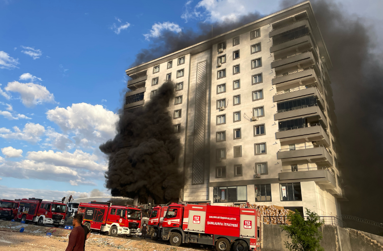 Şanlıurfa’da Iş Yerinde Başlayan Yangın 10 Katlı Binaya Sıçradı (1)