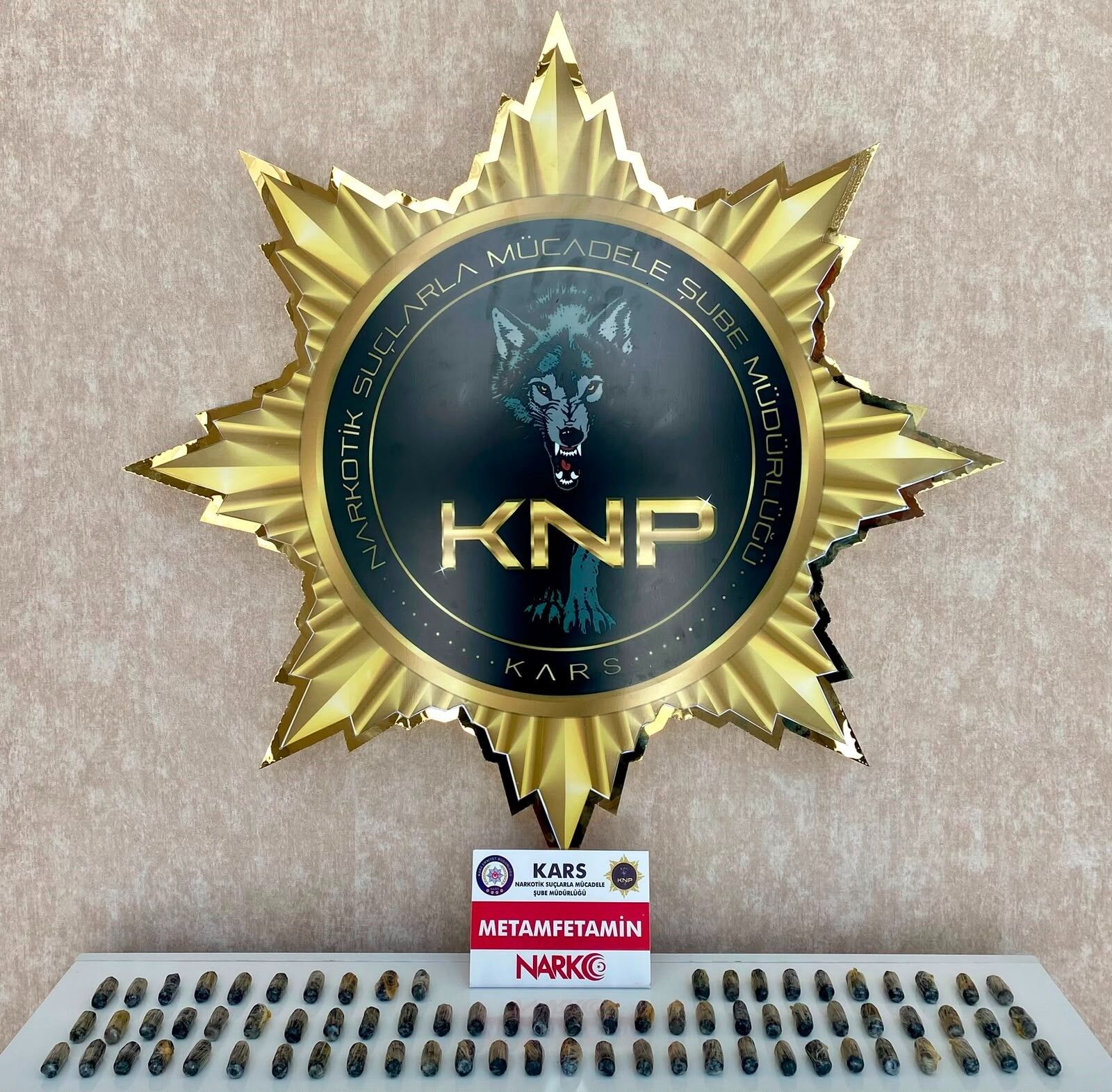 Kars'ta İranlı kuryenin midesinden 76 parça metamfetamin çıktı-1