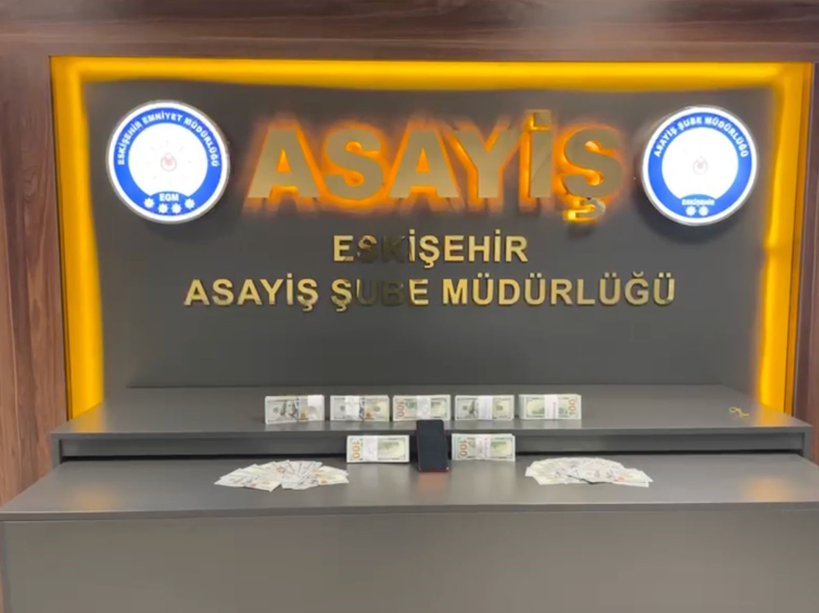 14 saat telefonda tuttu, 2 milyonluk altını elini öperek çaldı: Başka bir vurgunun parasıyla yakalandı!-2