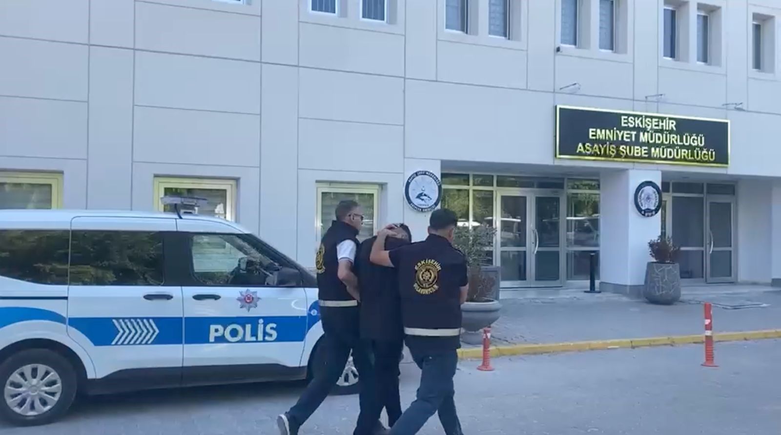 14 saat telefonda tuttu, 2 milyonluk altını elini öperek çaldı