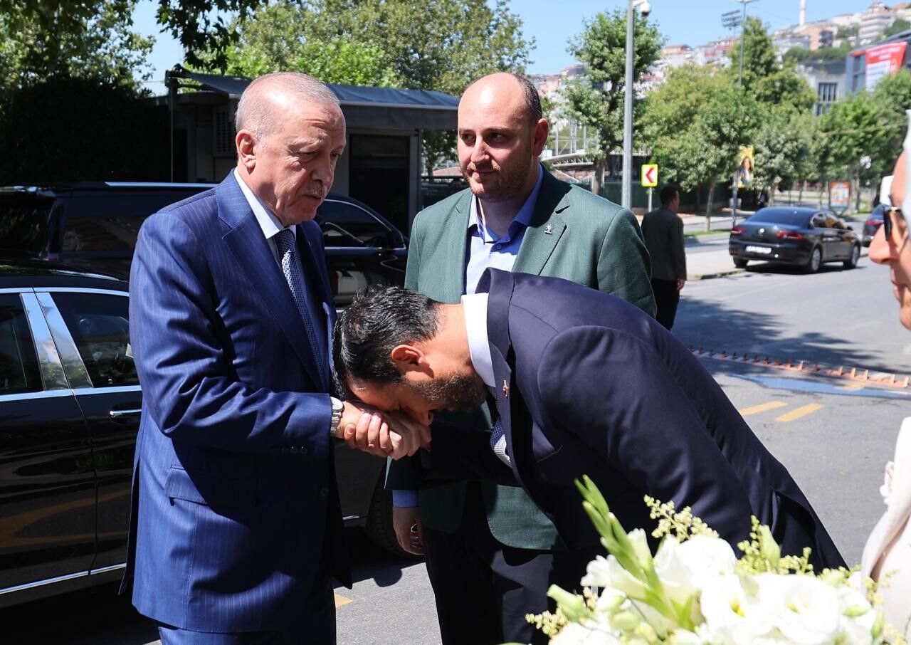 Cumhurbaşkanı Erdoğan, AK Parti İstanbul İl Başkanlığını ziyaret etti-1