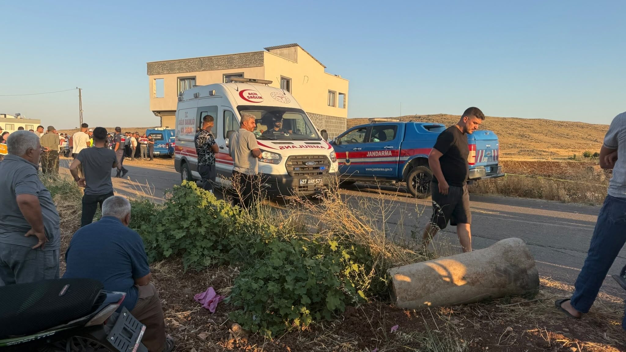 Gaziantep’te otomobil evin önünde oturanların arasına daldı: 1 ölü, 5 yaralı-1