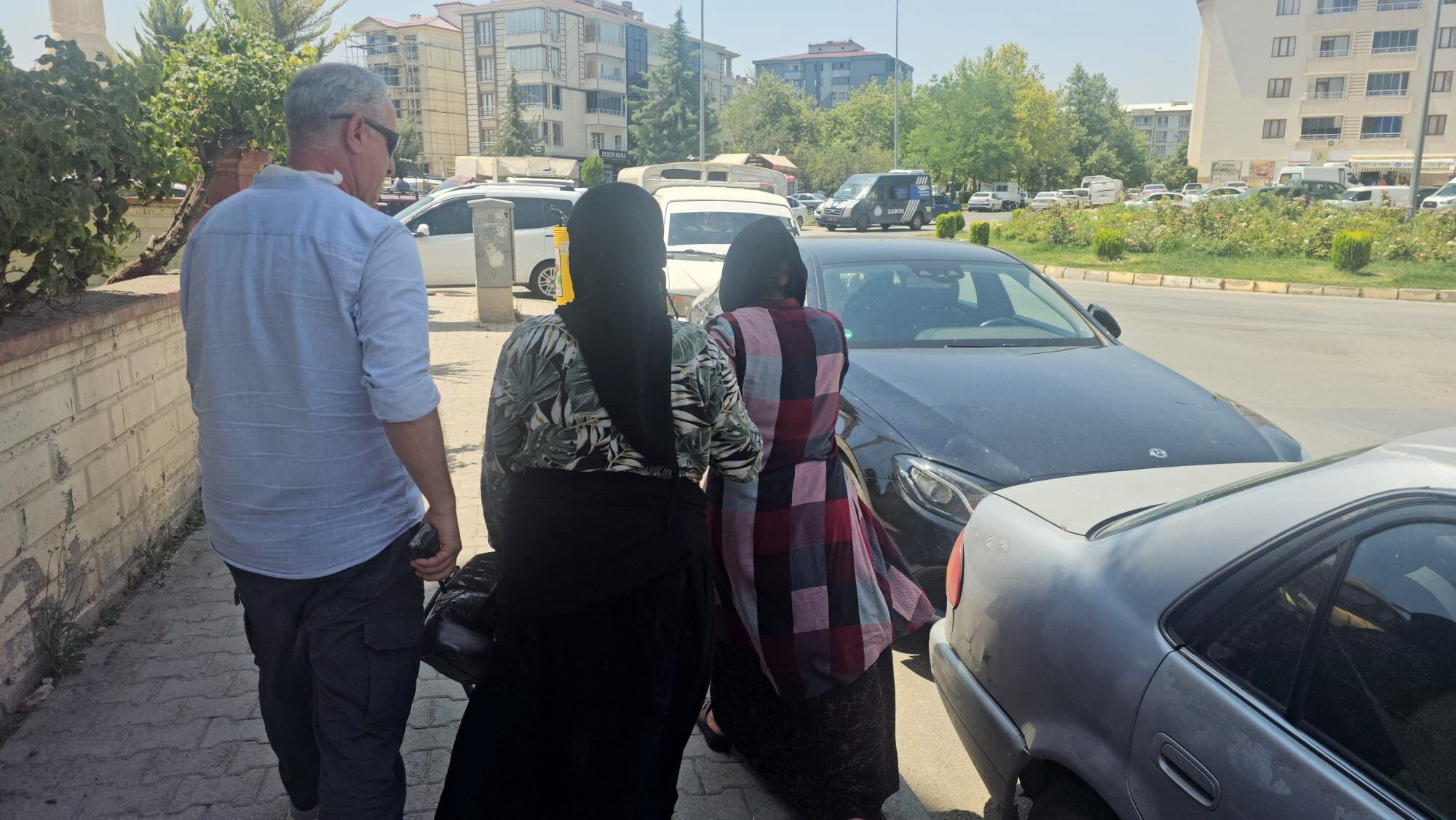 Elazığ'da dilencilere zabıta operasyonu: Aracın arkasına saklanıp telefonla konuşuyor gibi yaptılar