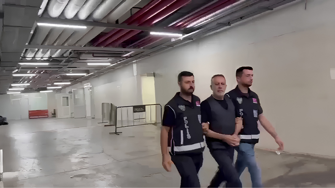 Ahbap Derneği’ne Yönelik Yürütülen Soruşturma Kapsamında Haluk Levent'inde Aralarında Bulunduğu 14 Kişi Tutuklanırken, Levent'in Elleri Kelepçeli Görüntüsü Ortaya Çıktı.