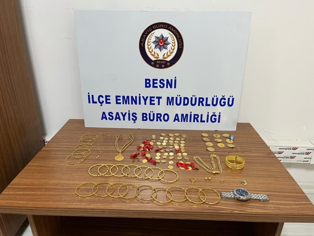 Altınları Teslim Etti