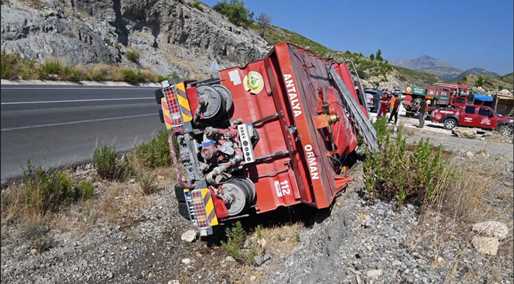 Antalya’da Orman Yangınına Giden Su Ikmal Aracı Kaza Yaptı 1