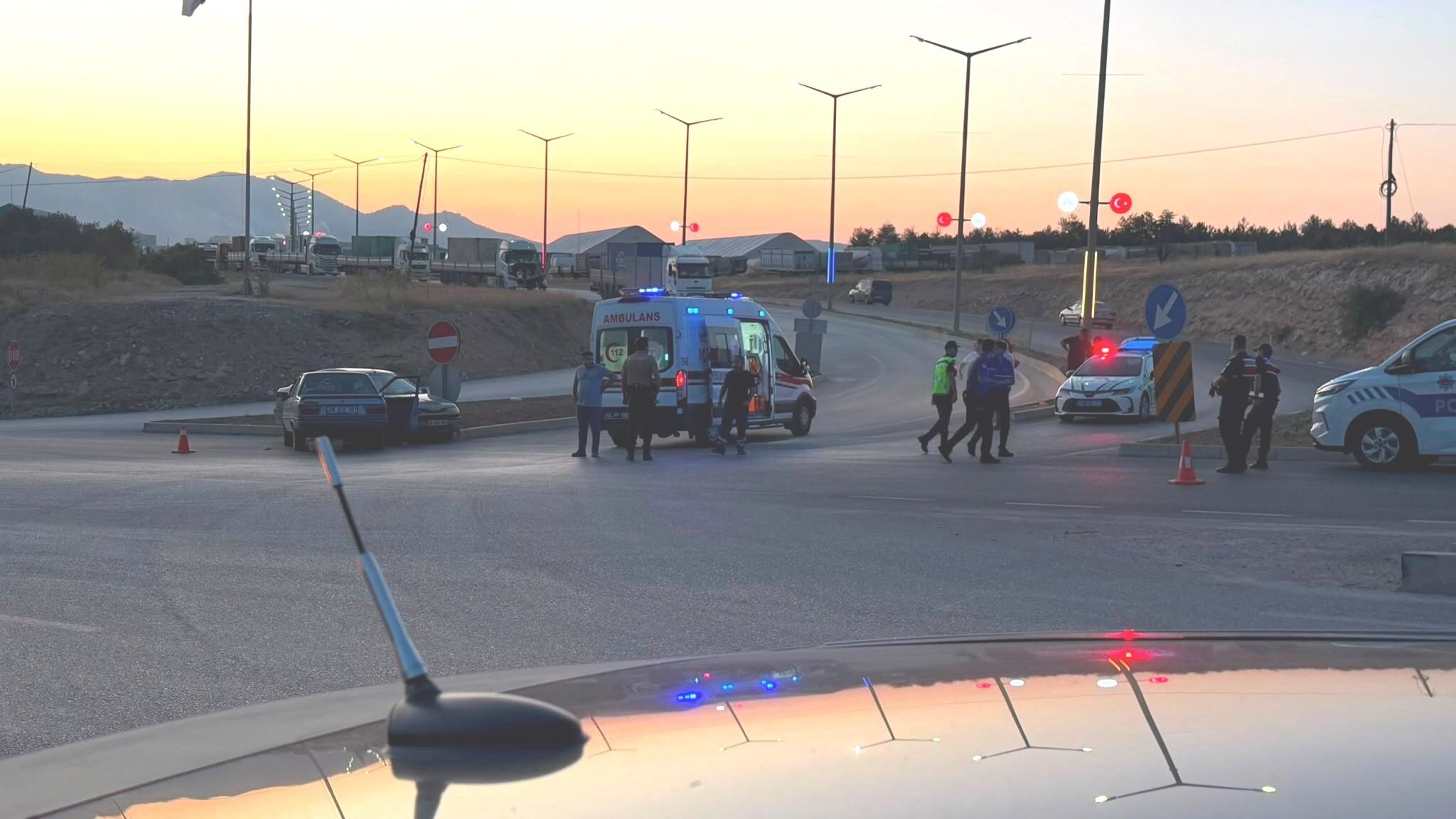 Kavşakta korkutan kaza! 4 kişiyi yaraladı, aracını bırakıp kaçtı-1