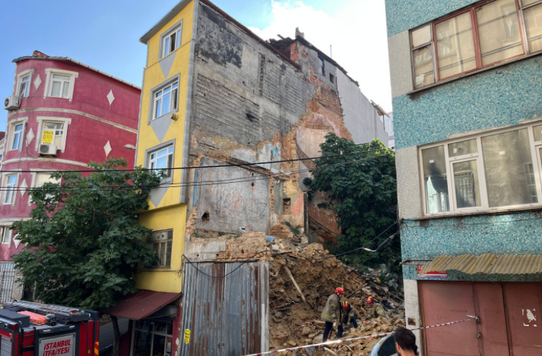 Beyoğlu'nda 2 Katlı Metruk Bina Çöktü (1)