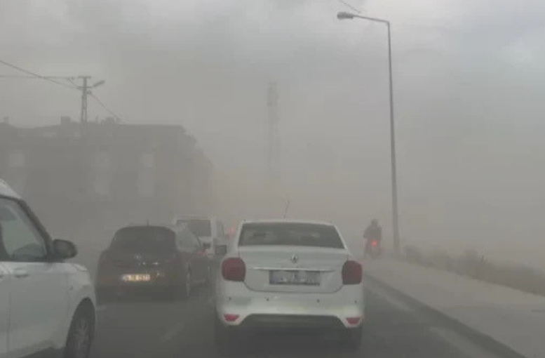 İstanbul'da Fırtına Hayatı Felç Etti! Çatılar Uçtu, Uçaklar Havada Tur Attı (2)