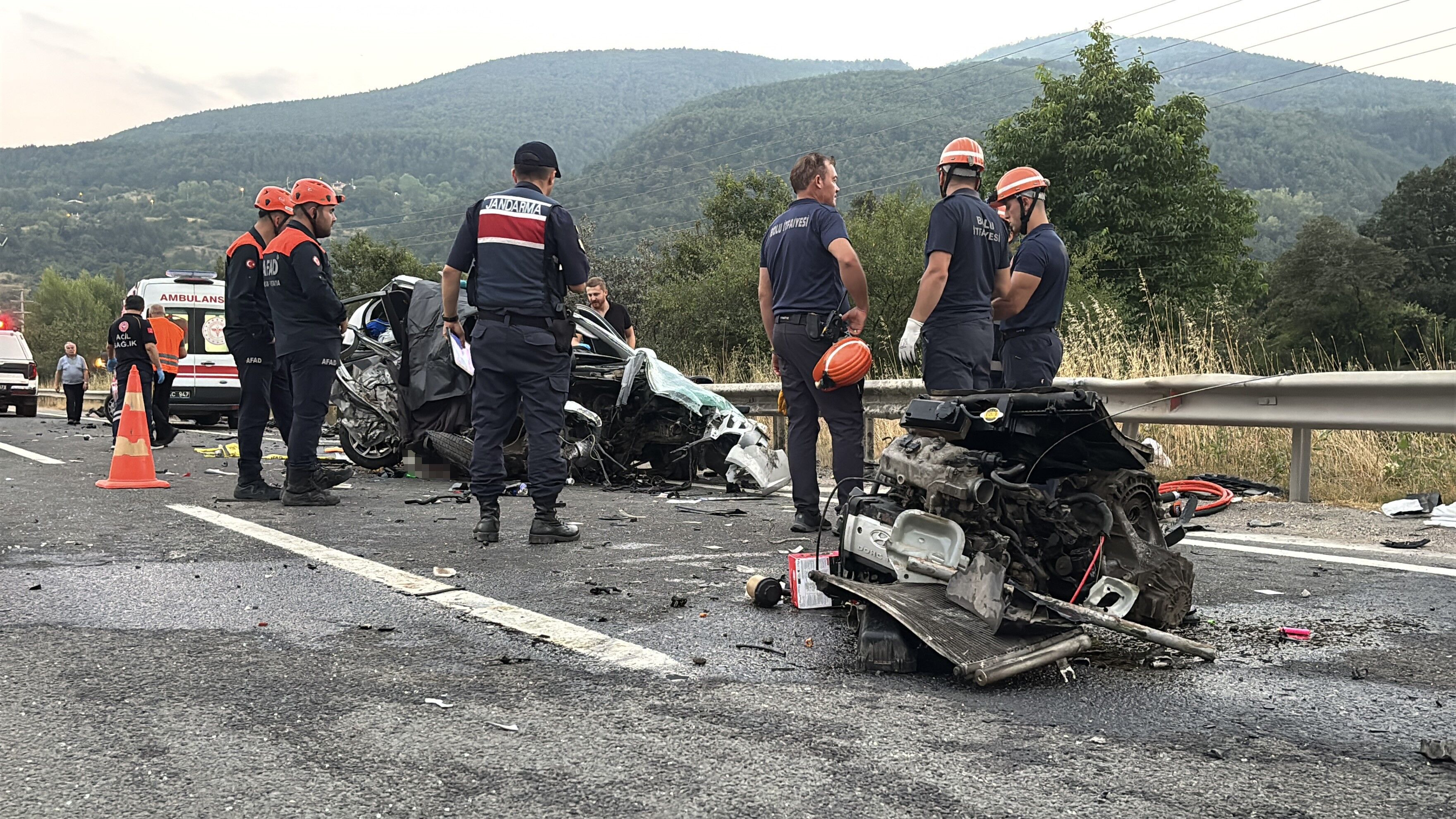 Bolu’da D-100 kara yolunda refüjü aşarak karşı şeride geçen otomobil, başka bir otomobille kafa kafaya çarpıştı. Feci kazada 1 kişi hayatını kaybederken, 2 kişi ağır yaralandı.
