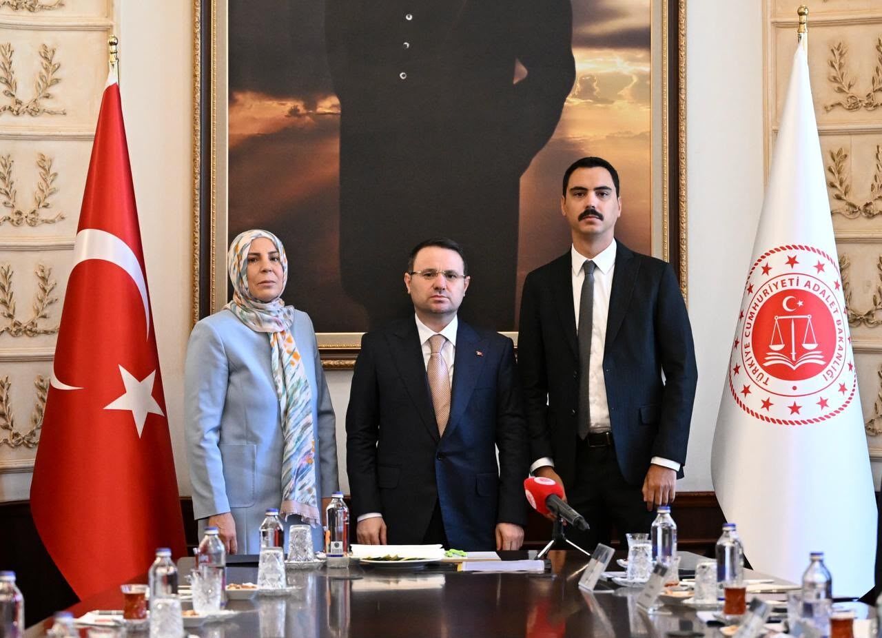 Bakan Gürlek, Muhsin Yazıcıoğlu’nun ailesiyle görüştü