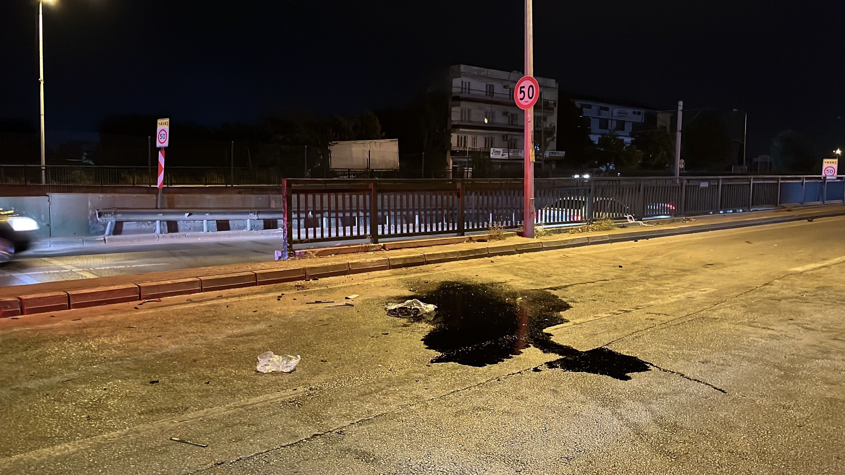 Bursa'da makas atan otomobil refüje çarptı: 17 yaşındaki sürücü hayatını kaybetti