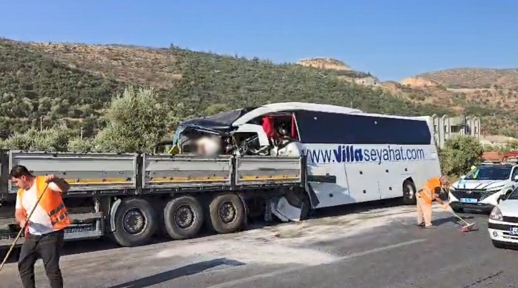 Yolcu otobüsü tıra arkadan çarptı 2 ölü, 3'ü ağır 18 yaralı-1