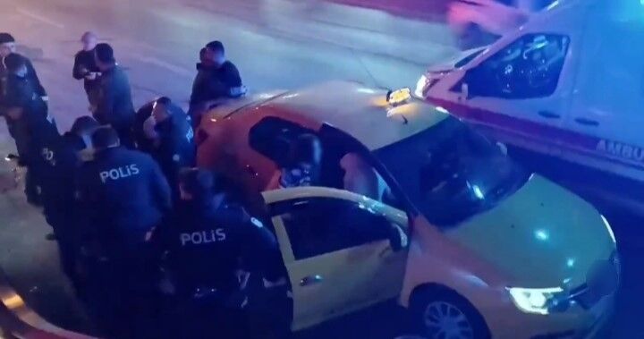 Bursa’da eğlence merkezinde hesap tartışmasıyla başlayan olay, silahlı çatışmaya dönüştü. Bir kişiyi tabancayla bacağından yaraladıktan sonra taksiye binen Berk Keleş, kendisini durdurmaya çalışan izinli polis memuruna ateş açtı. Polis memurunun karşılık 