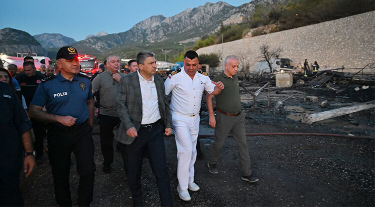 Antalya’da Balıkçı Barınağında Korkutan Yangın 1