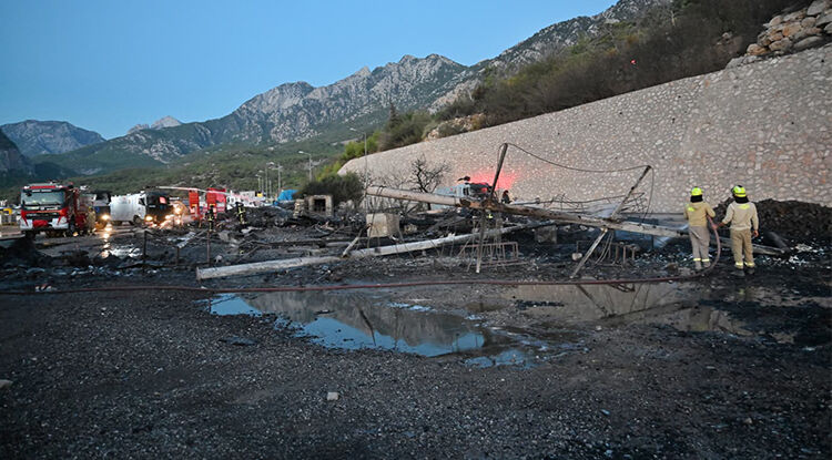 Antalya’da Balıkçı Barınağında Korkutan Yangın 2