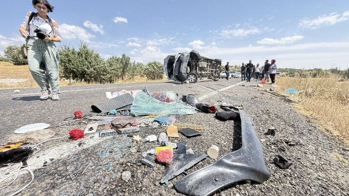 Diyarbakır’da Düğün Hazırlığında Olan Ailenin Minibüsü Devrildi 3 Ölü, 11 Yaralı (2)