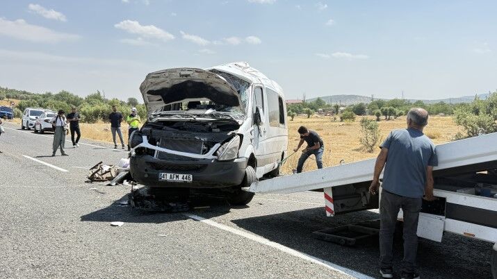 Diyarbakır’da Düğün Hazırlığında Olan Ailenin Minibüsü Devrildi 3 Ölü, 11 Yaralı