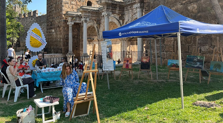 Engel Tanımayan Ressam, Eserlerini Sanatseverlerin Beğenisine Sundu 2