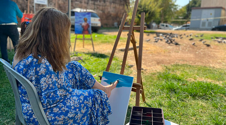 Engel Tanımayan Ressam, Eserlerini Sanatseverlerin Beğenisine Sundu