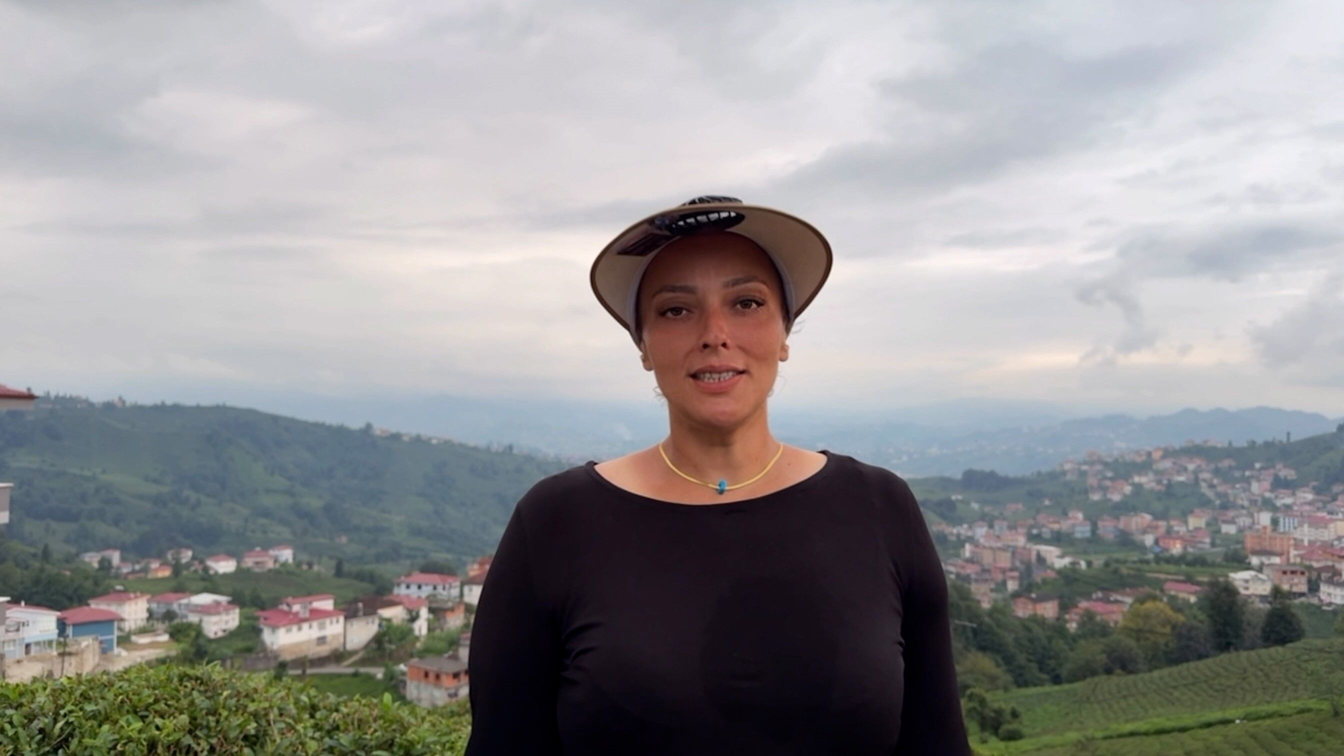 Eşi Çay Toplarken Sıcaktan Bunalmasın Diye Fanlı Düzenek Hazırladı, Herkesin Ilgisini Çekti