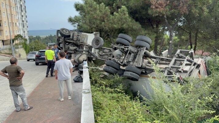 Freni Tutmayan Kamyon Bahçeye Devrildi Sürücüyü Emniyet Kemeri Kurtardı (1)