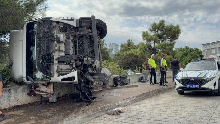 Freni Tutmayan Kamyon Bahçeye Devrildi Sürücüyü Emniyet Kemeri Kurtardı (4)